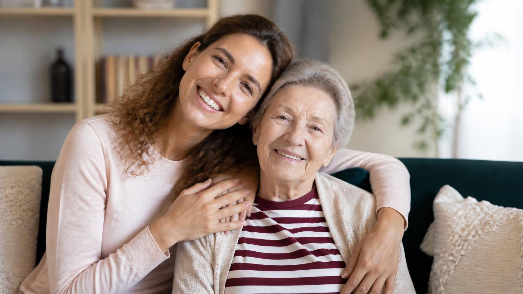 Abuela y su hija abrazadas, sonriendo